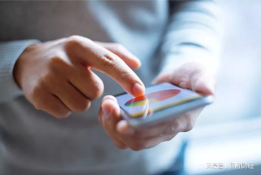 國產(chǎn)手機(jī)品牌強(qiáng)勢(shì)崛起 前兩月出貨量激增近四成，AI與折疊屏引領(lǐng)未來投資焦點(diǎn)